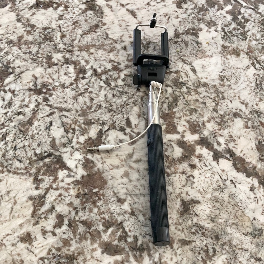Extendable selfie stick